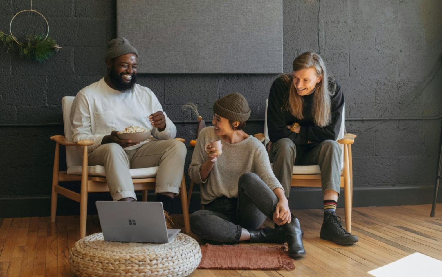 Finanzexperten bei der Analyse von Marktdaten